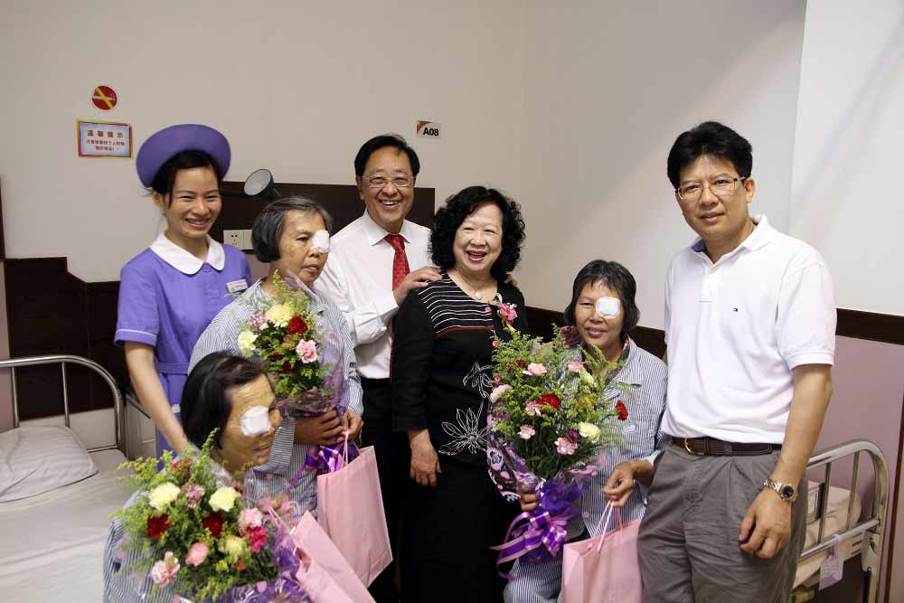 2011年5月，魏基成“光明列車(chē)”駛?cè)霃V東江門(mén)，提供白內(nèi)障義診手術(shù)治療