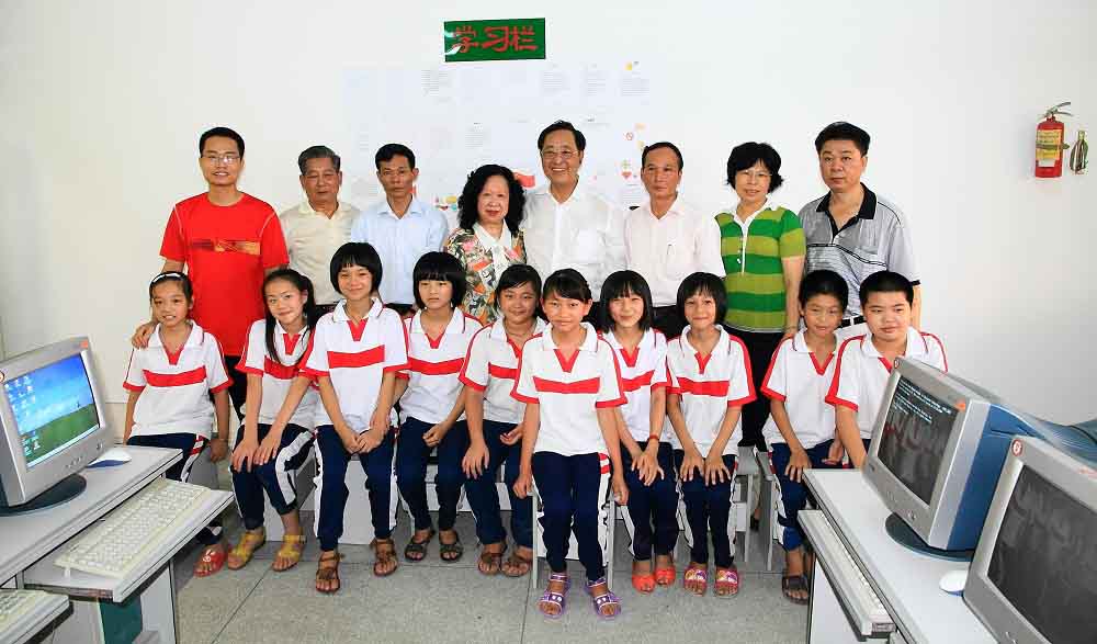 2012年10月，魏基成伉儷向廣東省揭陽(yáng)市的學(xué)校贈(zèng)送電腦