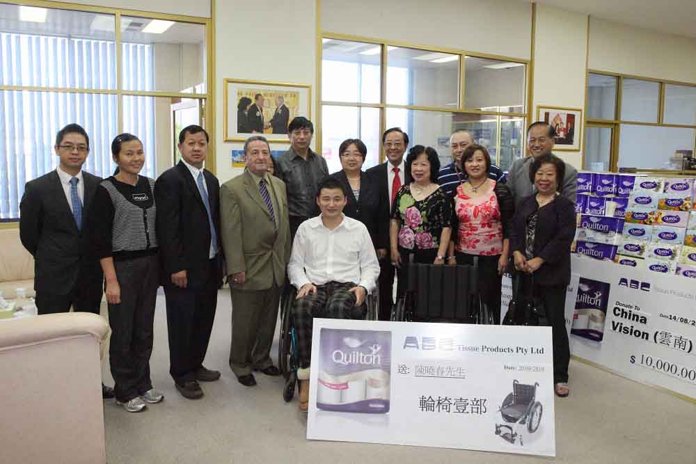 魏基成伉儷通過(guò)贈(zèng)送輪椅、安排工作等方式，幫助在車(chē)禍中受傷癱瘓的中國(guó)留學(xué)生陳曉春