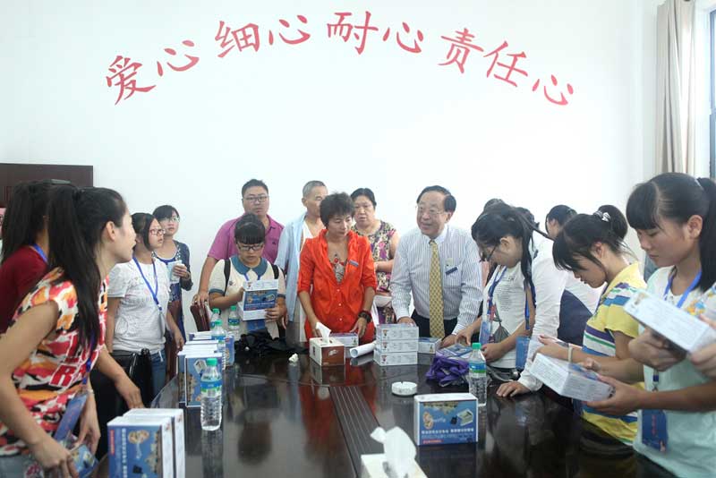 2013年9月，魏基成天籟列車(chē)駛?cè)虢骷? ></a><br><center><font color='#000000'>2013年9月，魏基成天籟列車(chē)駛?cè)虢骷?/font></center></dd>
    <dt><a href=