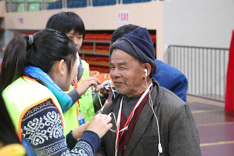 廣東肇慶數(shù)千名聽障人士重獲新聲（攝影 姜長庚）