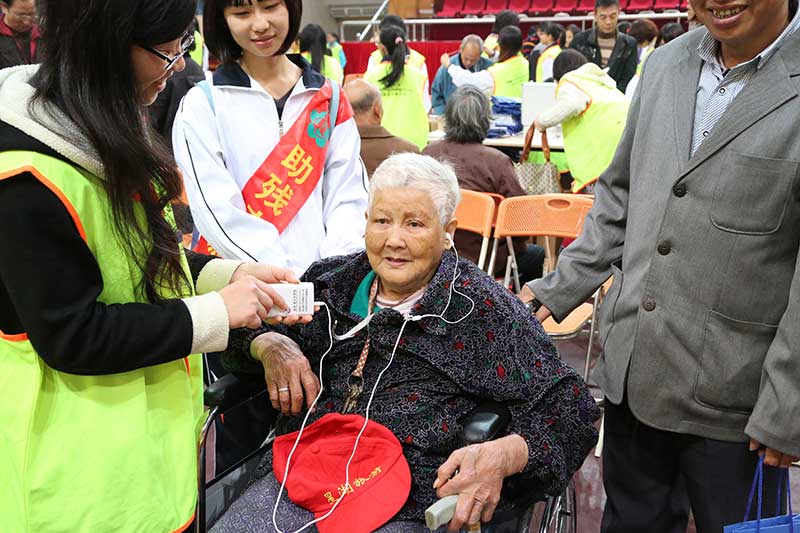 廣東肇慶數(shù)千名聽障人士重獲新聲（攝影 姜長庚）