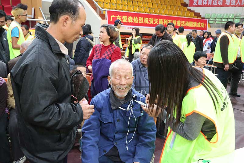 廣東肇慶數(shù)千名聽(tīng)障人士重獲新聲（攝影 姜長(zhǎng)庚）