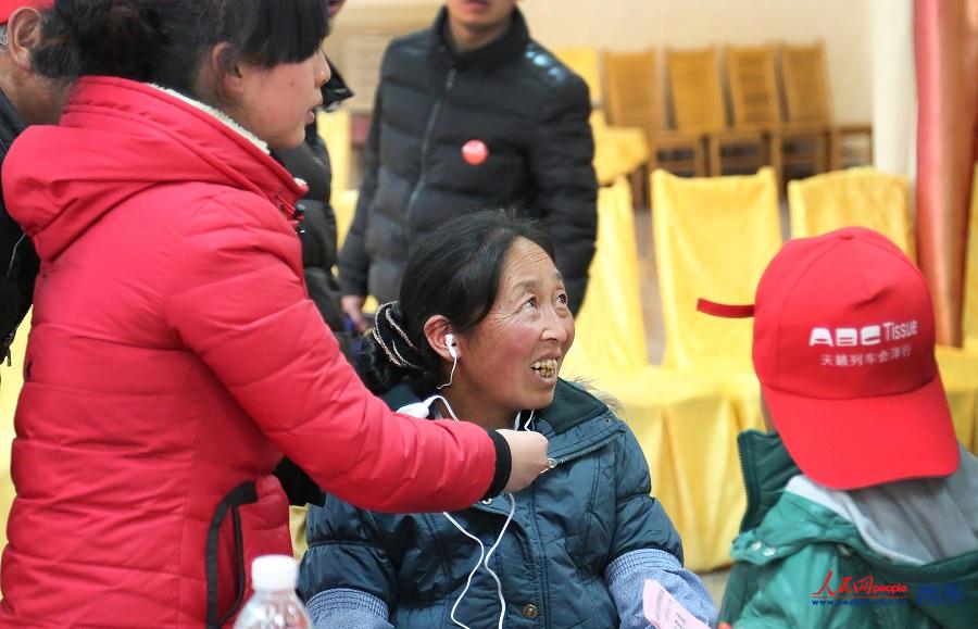 5、澳大利亞魏基成天籟列車于8日前往云南會澤縣舉辦聽障人士義診及助聽器發(fā)放活動，共發(fā)放助聽器9000余套。（攝影 姜長庚）