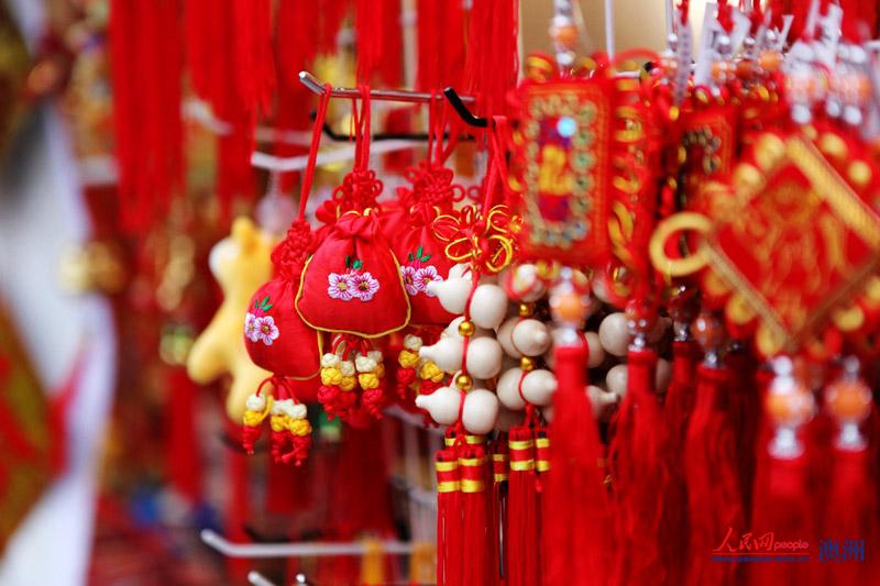 貝爾摩市場(chǎng)上市民和游客親睞的中式掛件（攝影 馬小龍）