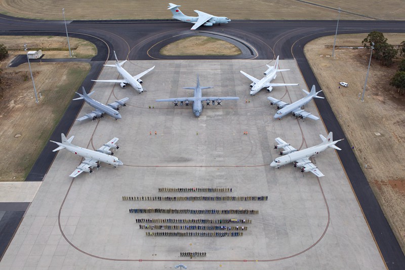 4月29日，來自各國軍方的搜索人員在皮爾斯空軍基地與飛機合影留念。（澳大利亞國防部供圖）