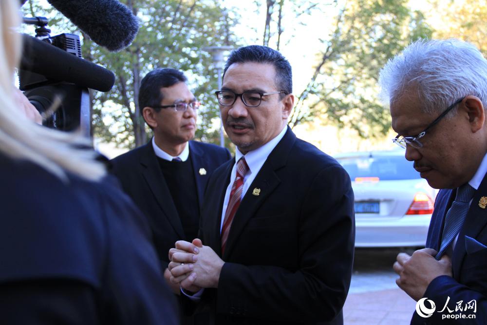 馬來西亞國防部長兼代理交通部長希沙姆丁率代表團抵達澳大利亞國會大廈。人民網(wǎng)記者 李景衛(wèi)攝