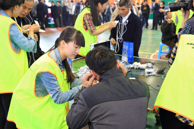 2014年4月魏基成天籟列車在安徽省六安舒城縣為當(dāng)?shù)芈?tīng)障患者免費(fèi)發(fā)放助聽(tīng)器