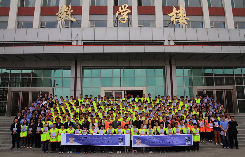 魏基成天籟列車帶領(lǐng)澳大利亞專家團(tuán)隊(duì)，第二次入山西太原舉行義診活動，并免費(fèi)給聽障患者發(fā)放助聽器