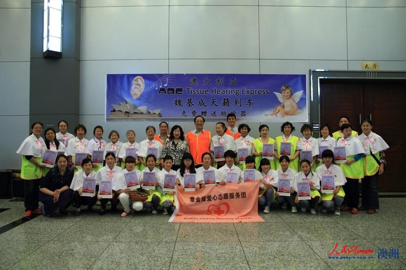 2014年5月，魏基成夫婦前往江西南昌捐贈(zèng)助聽器。（人民網(wǎng)資料圖）