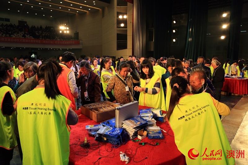2014年4月，天籟列車駛?cè)牒蔽錆h、黃岡。（人民網(wǎng)資料圖）