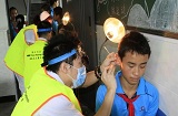 天籟列車(chē)駛?cè)胫貞c捐贈(zèng)助聽(tīng)器