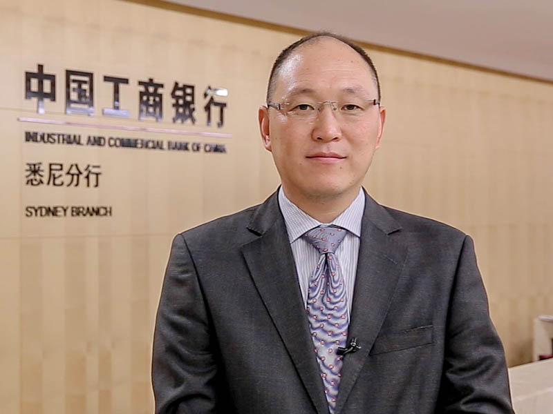 中國工商銀行悉尼分行總經(jīng)理柳洪斌通過人民網(wǎng)向廣大網(wǎng)友拜年