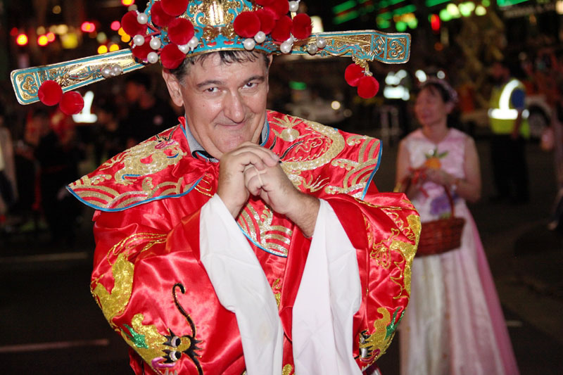 巡游隊(duì)伍中以財(cái)神扮相的澳大利亞當(dāng)?shù)孛癖?。（攝影 馬小龍）