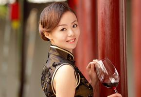 馮銳君女士 Ms Vivien Feng現(xiàn)為澳大利亞精品酒業(yè)公司鉑高匯精品酒莊（Blue Orchid Enterprise）執(zhí)行董事，鉑蘭葡萄酒教育（Blue Orchid Wine School ）創(chuàng)始人，是澳大利亞葡萄酒界一位格外受人敬重的華裔企業(yè)家。鉑高匯旗下的葡萄園分布在澳大利亞葡萄酒產(chǎn)區(qū)中的最精品地區(qū)，并分別在獵人谷、瑪格麗特河流域、巴羅莎山谷建立了生產(chǎn)基地。有著高級電信工程師背景的馮銳君女士，將葡萄酒譽(yù)為人類工程學(xué)中最浪漫、最藝術(shù)而又精準(zhǔn)的偉大工程。堅持秉承酒莊經(jīng)營的精品品質(zhì)、文化拓展、生活理念的三大服務(wù)核心，結(jié)合她對葡萄酒技術(shù)的深刻領(lǐng)悟、認(rèn)真勤勉的品格和豐富的經(jīng)營管理經(jīng)驗，以及特有的中西雙邊文化素養(yǎng)的優(yōu)勢，對華人社會深遠(yuǎn)的葡萄酒文化理念的影響與塑造，得到了業(yè)內(nèi)業(yè)外人士的高度贊揚(yáng)。除了經(jīng)營酒莊，馮銳君女士和中國主流211工程大學(xué)海南大學(xué)建立了深入的葡萄酒教育發(fā)展項目，她將積極不斷地通過中國知名大學(xué)平臺，把葡萄酒文化的精髓之美傳播到中華民族的沃土之上。 