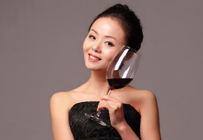 馮銳君女士 Ms Vivien Feng現(xiàn)為澳大利亞精品酒業(yè)公司鉑高匯精品酒莊（Blue Orchid Enterprise）執(zhí)行董事，鉑蘭葡萄酒教育（Blue Orchid Wine School ）創(chuàng)始人，是澳大利亞葡萄酒界一位格外受人敬重的華裔企業(yè)家。鉑高匯旗下的葡萄園分布在澳大利亞葡萄酒產(chǎn)區(qū)中的最精品地區(qū)，并分別在獵人谷、瑪格麗特河流域、巴羅莎山谷建立了生產(chǎn)基地。有著高級電信工程師背景的馮銳君女士，將葡萄酒譽(yù)為人類工程學(xué)中最浪漫、最藝術(shù)而又精準(zhǔn)的偉大工程。堅持秉承酒莊經(jīng)營的精品品質(zhì)、文化拓展、生活理念的三大服務(wù)核心，結(jié)合她對葡萄酒技術(shù)的深刻領(lǐng)悟、認(rèn)真勤勉的品格和豐富的經(jīng)營管理經(jīng)驗，以及特有的中西雙邊文化素養(yǎng)的優(yōu)勢，對華人社會深遠(yuǎn)的葡萄酒文化理念的影響與塑造，得到了業(yè)內(nèi)業(yè)外人士的高度贊揚(yáng)。除了經(jīng)營酒莊，馮銳君女士和中國主流211工程大學(xué)海南大學(xué)建立了深入的葡萄酒教育發(fā)展項目，她將積極不斷地通過中國知名大學(xué)平臺，把葡萄酒文化的精髓之美傳播到中華民族的沃土之上。 