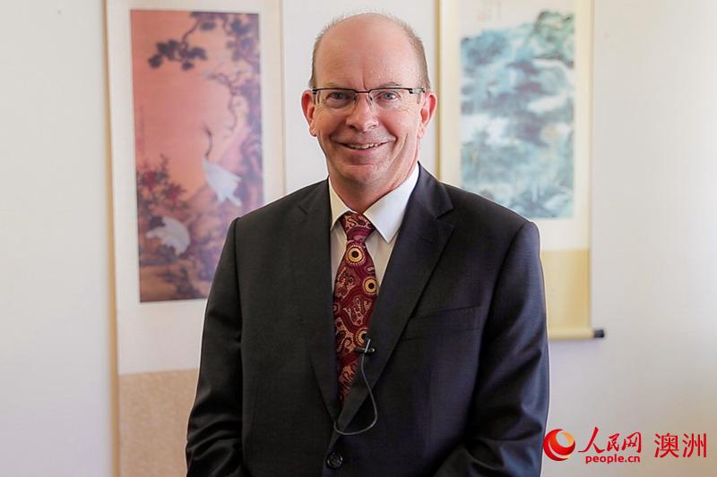 查爾斯達(dá)爾文大學(xué)校長(zhǎng)西蒙·麥多克斯通過(guò)人民網(wǎng)向廣大網(wǎng)友拜年