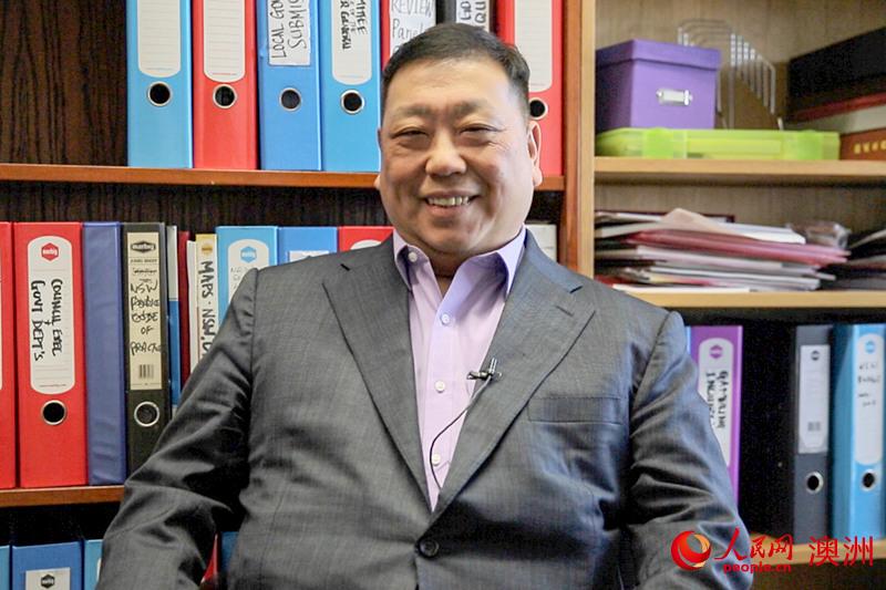 澳大利亞新南威爾士州上議員王國(guó)忠通過(guò)人民網(wǎng)向廣大網(wǎng)友拜年