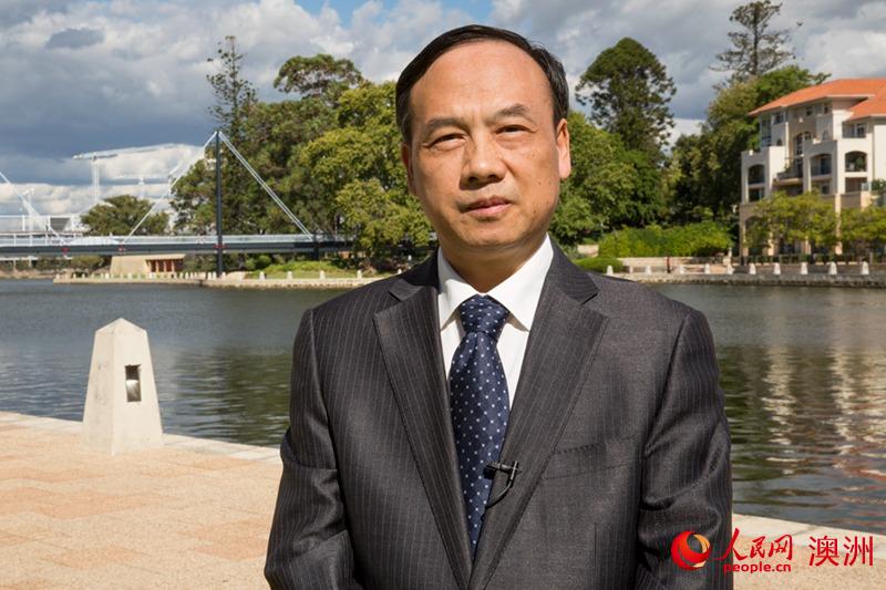 中國(guó)駐珀斯總領(lǐng)事黃親國(guó)通過(guò)人民網(wǎng)向廣大網(wǎng)友拜年