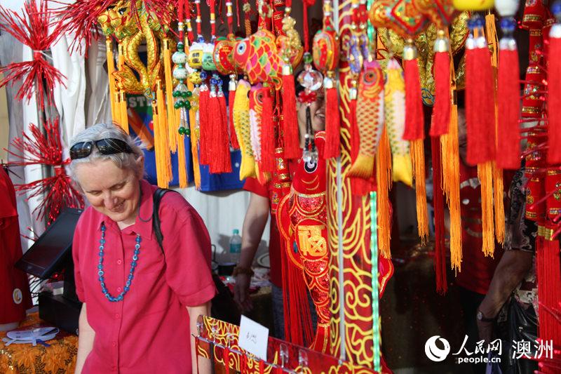 在燈會(huì)現(xiàn)場(chǎng)選購(gòu)年貨的悉尼居民（攝影 馬小龍）