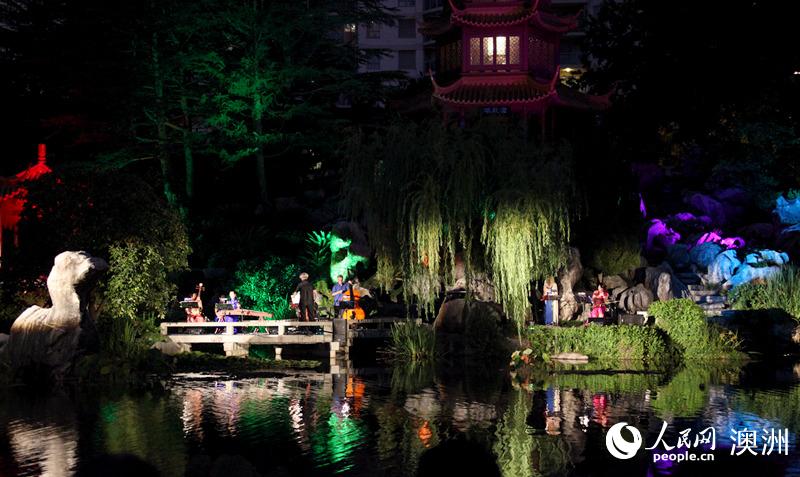 在悉尼中國(guó)花園舉行的實(shí)景音樂會(huì)現(xiàn)場(chǎng)美輪美奐（攝影 馬小龍）