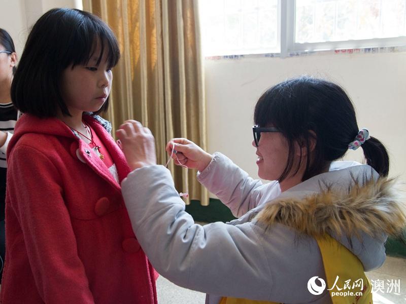 澳慈善家魏基成夫婦再次到湖北為聽(tīng)障人士“送聲音”（攝影 賀吉）