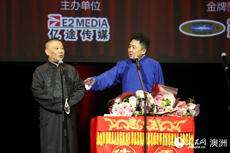 郭德綱（左）、于謙表演相聲《富貴圖》（攝影 董業(yè)衡）