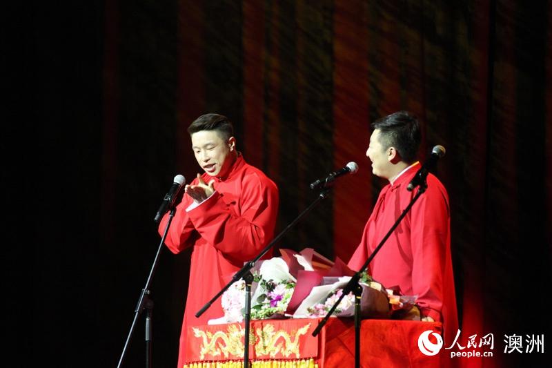 燒餅（左）、曹鶴陽表演相聲《東北style》（攝影 董業(yè)衡）