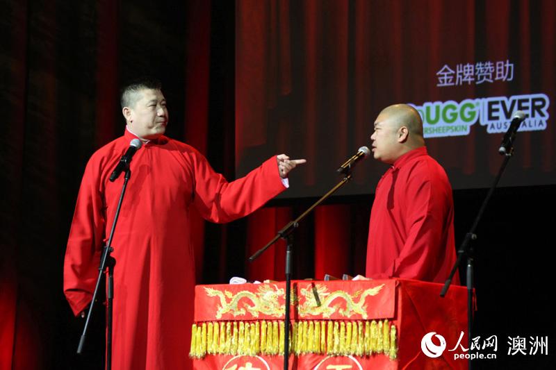 張鶴倫（左）、閻鶴祥進(jìn)行表演相聲 （攝影 董業(yè)衡）
