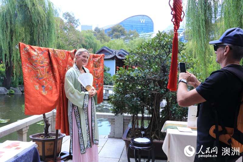 元宵游園會(huì)現(xiàn)場(chǎng)，參觀者進(jìn)行漢服體驗(yàn)（攝影 王泉驕）