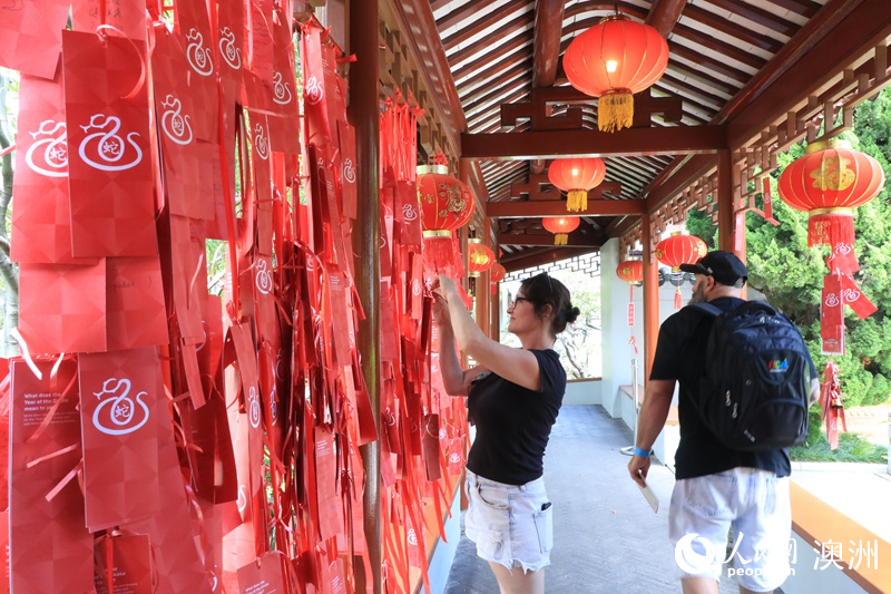 游客在誼園內(nèi)寫下新春祝福（攝影 王泉驕）