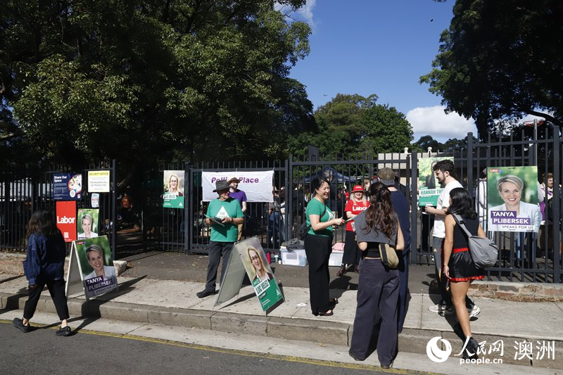 志愿者在投票站外向選民分發(fā)宣傳單（攝影 劉美鷺）