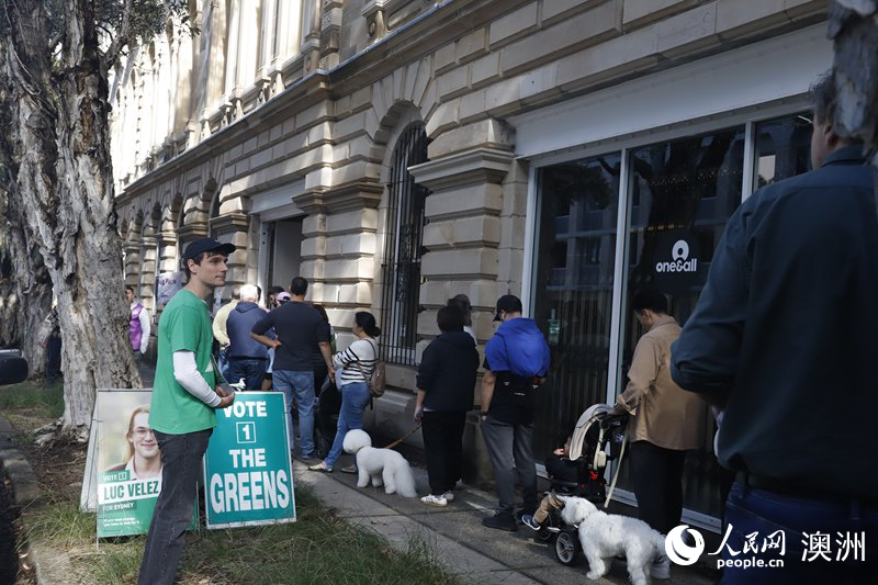 悉尼一投票站外，選民排隊等待投票（攝影 劉美鷺）