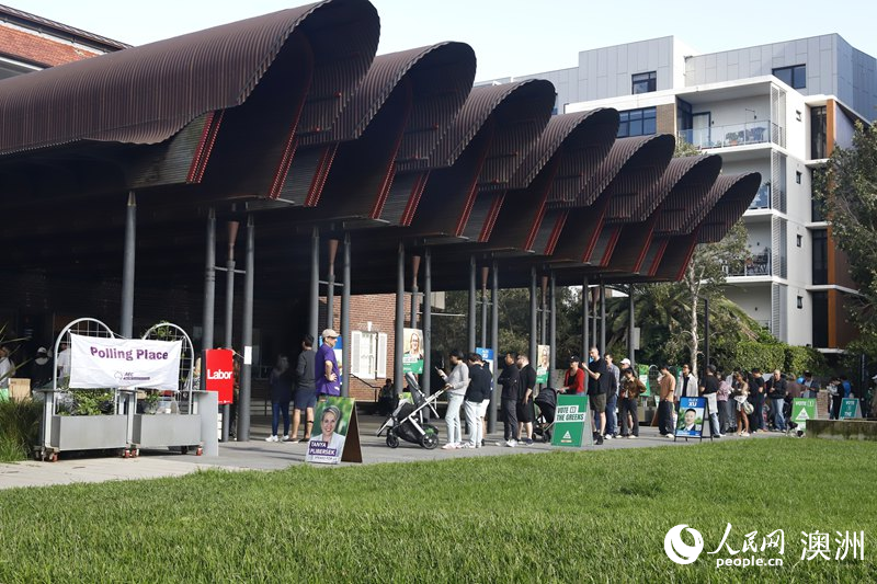 澳大利亞聯(lián)邦選舉日當天，選民排隊進行投票（攝影 劉美鷺）