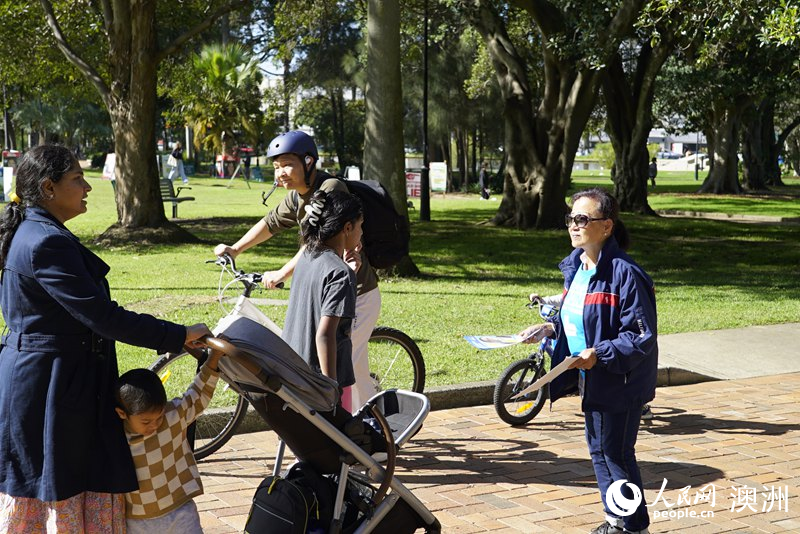 志愿者在投票站外向選民分發(fā)宣傳單（攝影 楊怡筠）