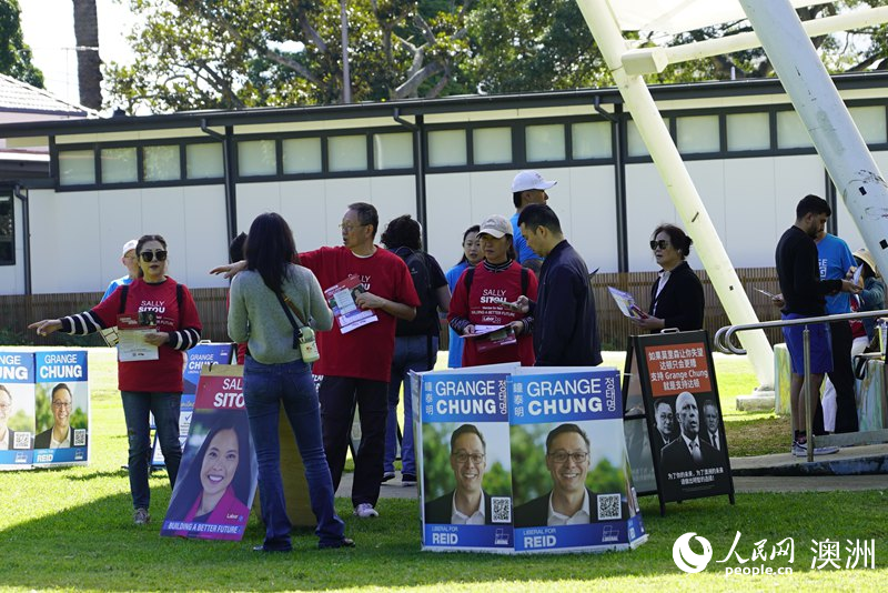 志愿者向選民分發(fā)宣傳單（攝影 楊怡筠）