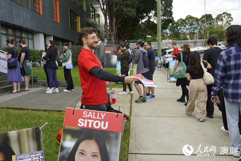 志愿者向選民分發(fā)宣傳單（攝影 楊怡筠）