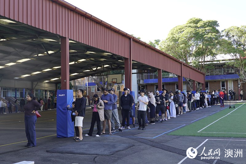澳大利亞聯(lián)邦選舉日當(dāng)天，選民排隊(duì)等待投票（攝影 楊怡筠）