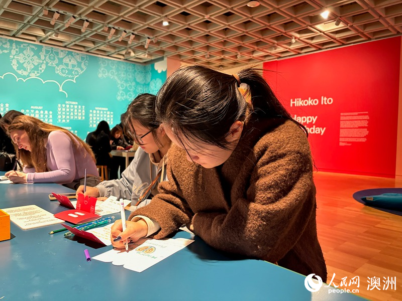 來自中國(guó)的學(xué)生手寫祝福卡片（攝影 王寶潼）