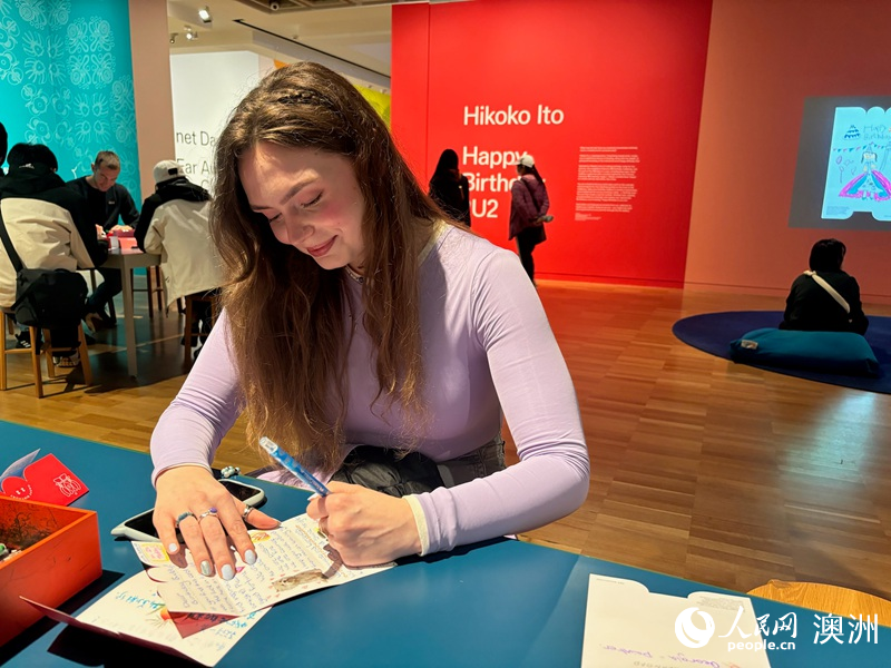 參觀民眾在生日當(dāng)天回贈(zèng)祝福賀卡（攝影 王寶潼）