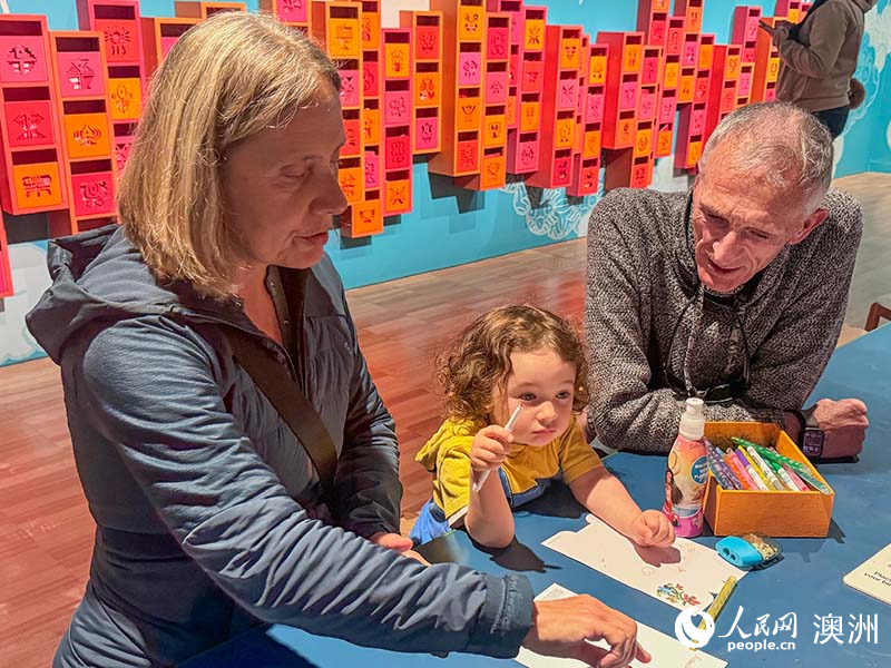 祖孫共同書寫生日祝福賀卡 （攝影 李睿）