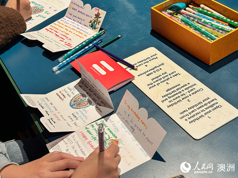 參觀民眾回贈祝福賀卡（攝影 王寶潼）