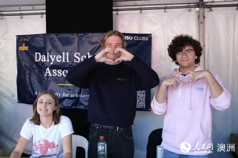 俱樂部負(fù)責(zé)人熱情邀請新生加入（攝影 徐慕菲）