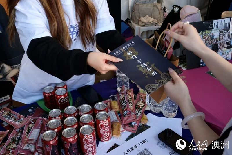 社團(tuán)負(fù)責(zé)人向同學(xué)們介紹社團(tuán)信息（攝影 徐慕菲）