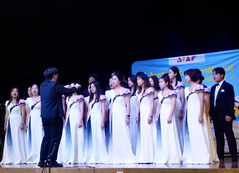 武漢大學(xué)海燕合唱團(tuán)在比賽現(xiàn)場演唱（攝影 蒲美玲）