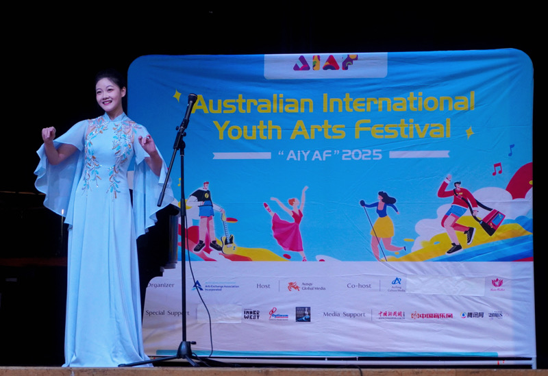 參賽者現(xiàn)場演唱中國民歌（攝影 蒲美玲）