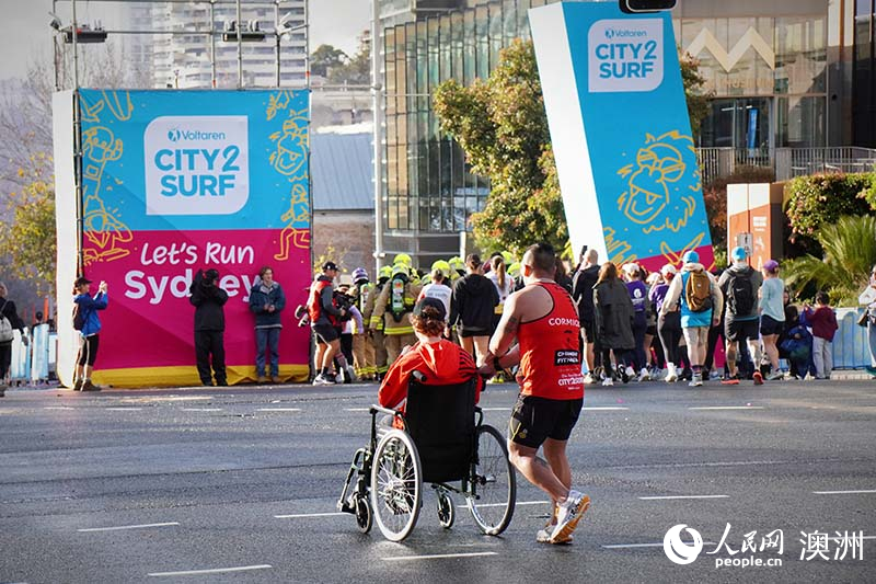 跑者推著輪椅上的同伴一同參與比賽（攝影 陳芃蕾） 