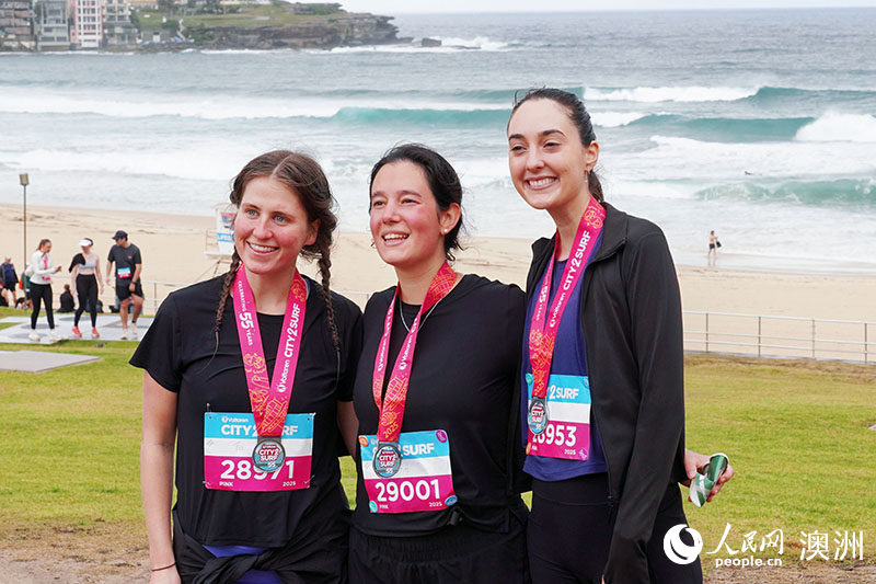 參賽選手在終點(diǎn)邦迪海灘處留影（攝影 陳芃蕾）