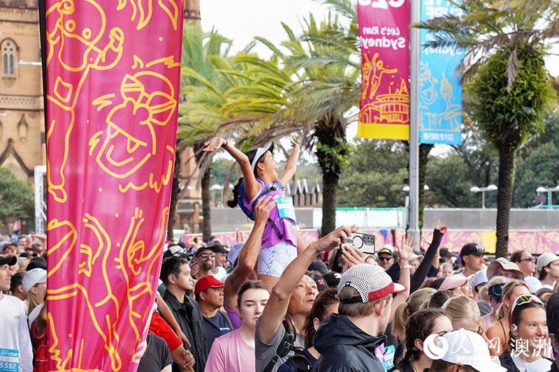 人群中父親將女兒舉起與主持人互動(dòng)（攝影 陳芃蕾） 