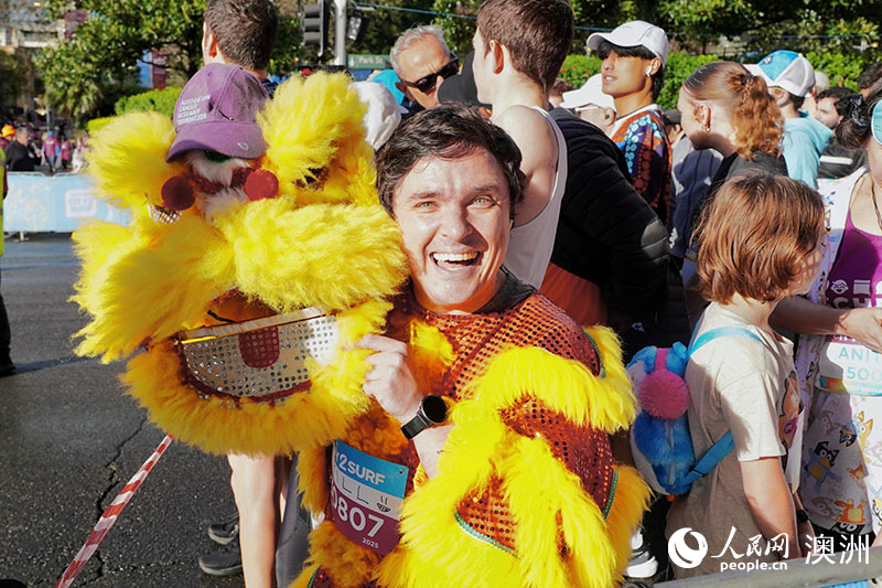 來自澳本地癌癥研究基金會(huì)的參賽者身穿舞獅服飾參賽（攝影 陳芃蕾）